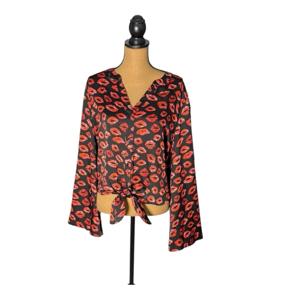 Bold Elements Kiss Print Tie Front Bell Sleeve Top Womens Plus XXL Y2K NWT